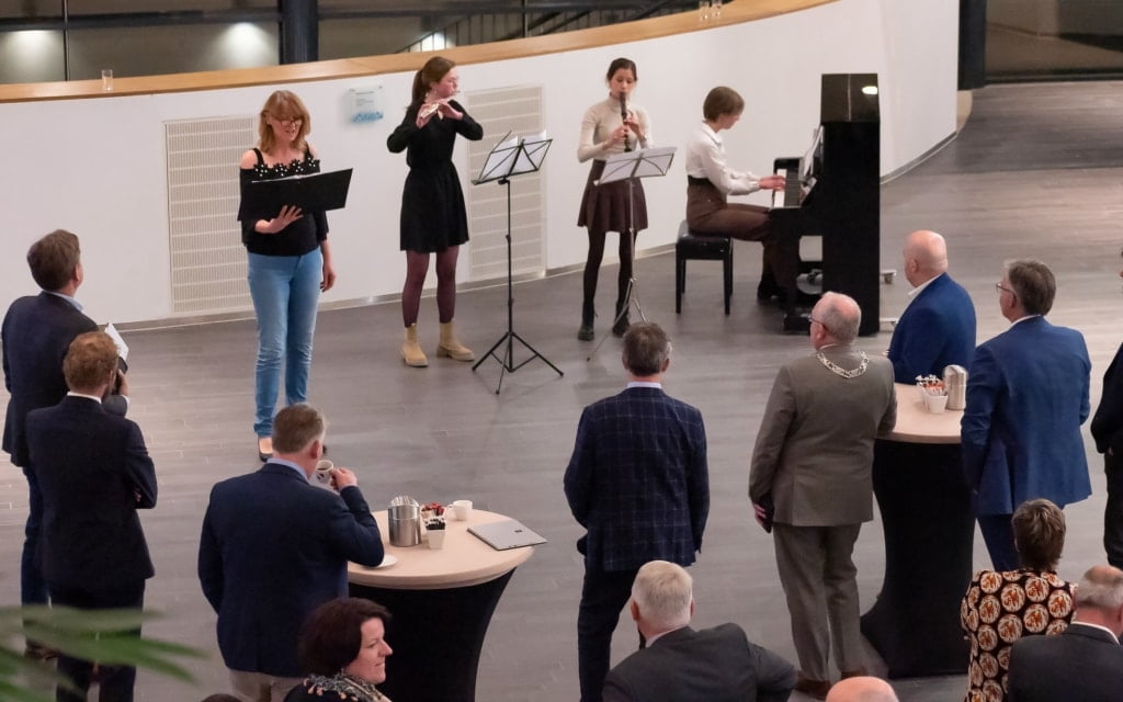 Leerlingen Muziekschool Rijssen brengen volksliederen ten gehore bij dialectvergadering